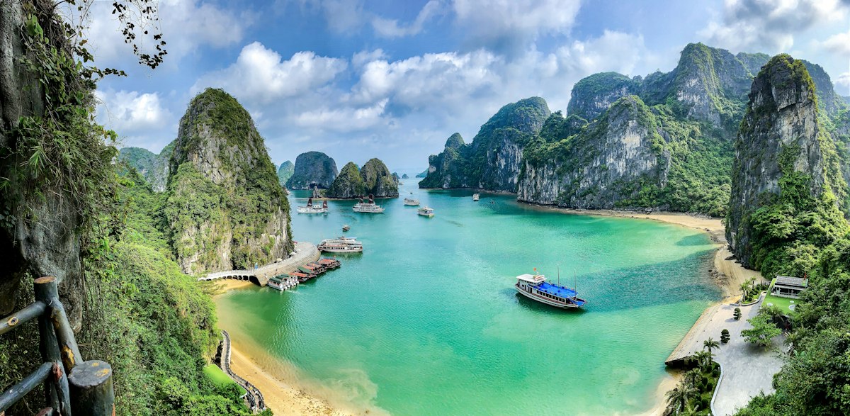 Ha Long aýlagynyň gaýalarynyň arasynda gaýyklar